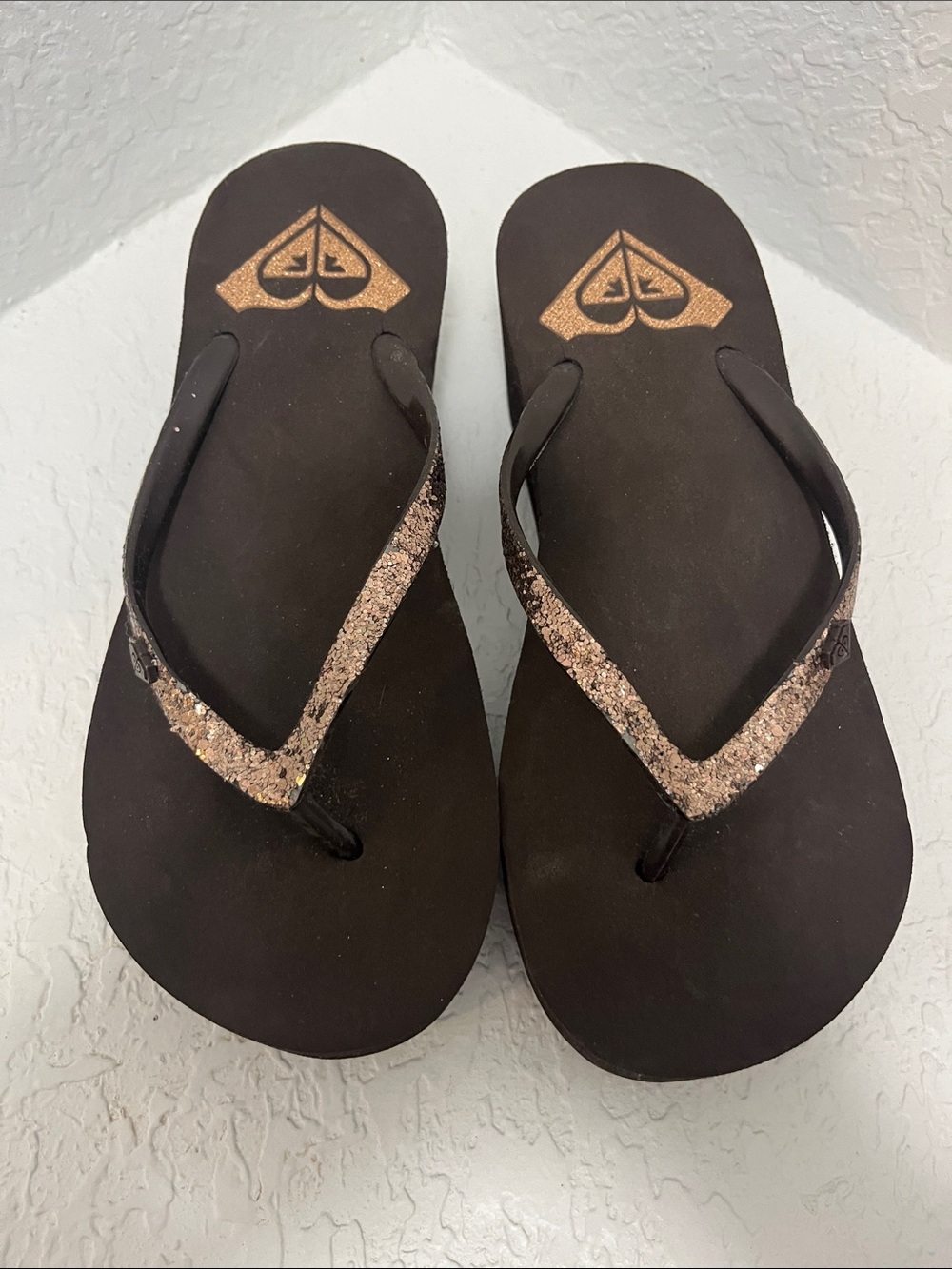 Roxy Sparkle Strap Flip Flops - Brown & Rose Gold Glitter